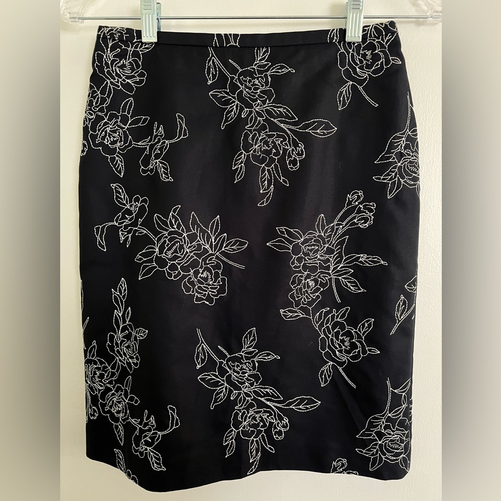 Ann Taylor Floral Embroidered Navy Lined Skirt NWT, Size 2P - Picture 12 of 14